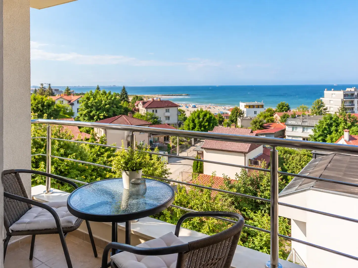 Balcon cu masă și scaune, cu vedere spre mare