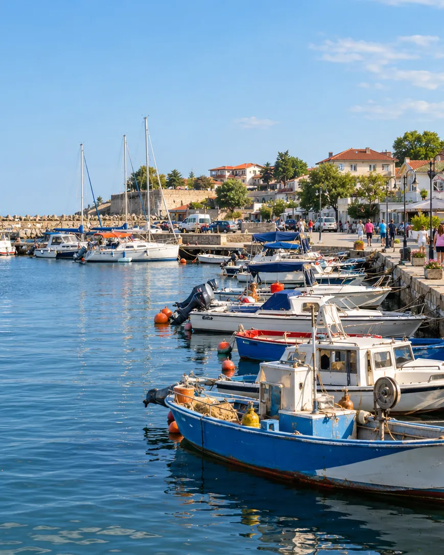 Portul turistic, cu bărci și faleza